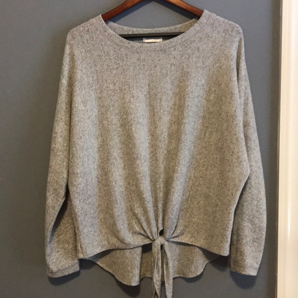 Vestique heather grey long sleeve top, size small.